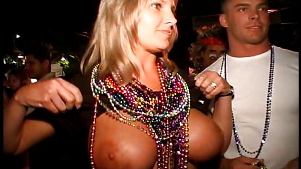 Brunetę išpūstais speneliais jos vyras ima iš nugaros