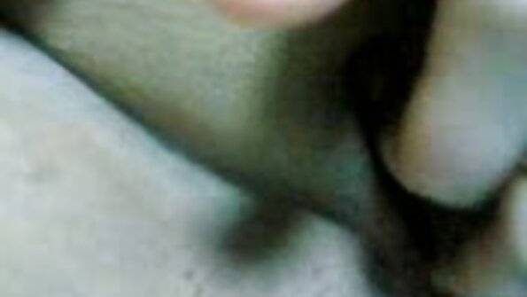 Krūtinė milfė su dideliais išsipūtusiais speneliais yra korsete, kupra