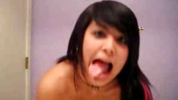 Krūtinė viksvė mėgsta, kad jos didelės krūtys būtų liečiamos, kai ji čiulpia