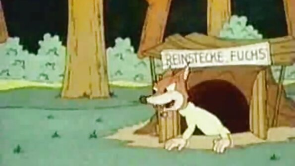 Mažylė su gražiai atrodančia užpakaliuku šiandien guli ant jos nugaros