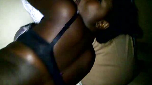 Seksualaus veido šviesiaplaukė daužosi savo griežtą šipulį