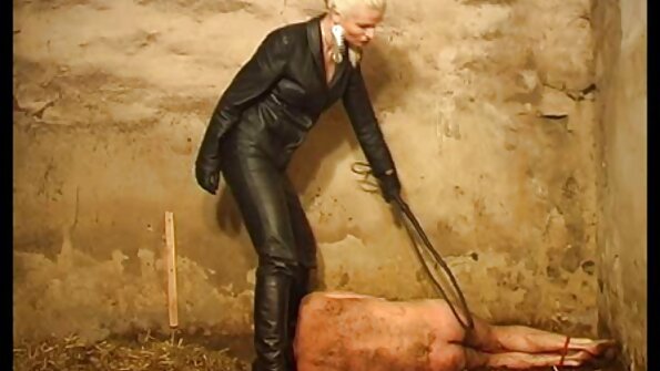 Blondinė, kuri myli gaidį, gauna kai kuriuos kietus penis į užpakalį