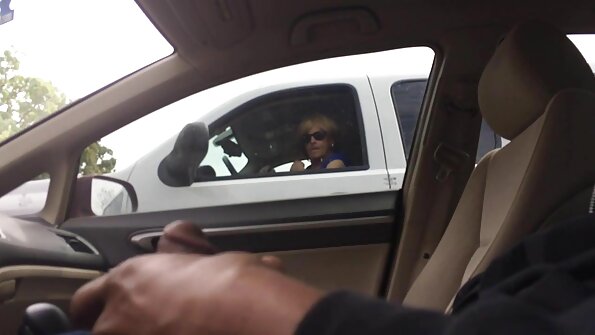 Pornografinė žvaigždė su seksualiu apvaliu užpakaliu yra daužoma analiai