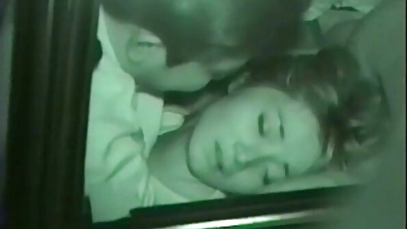 Jausminga apskretėlė su karštu apvaliu asilu yra pakliuvom šuniško stiliaus