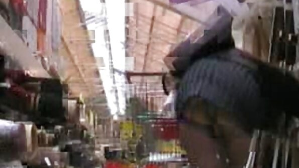 Seksuali mergina su šlapiu šiknuku pakliuvo į savo plėšimą