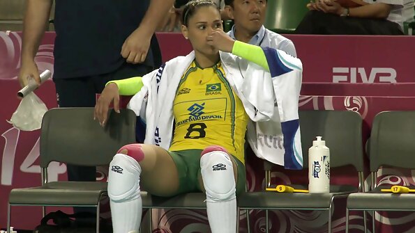 Liesa šviesiaplaukė princesė, mėgstanti analinį seksą, guli ant lovos