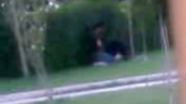 Apkūnus asilas milf kūdikis, ant jo sofos kauliuotas ištvirkęs vaikinas