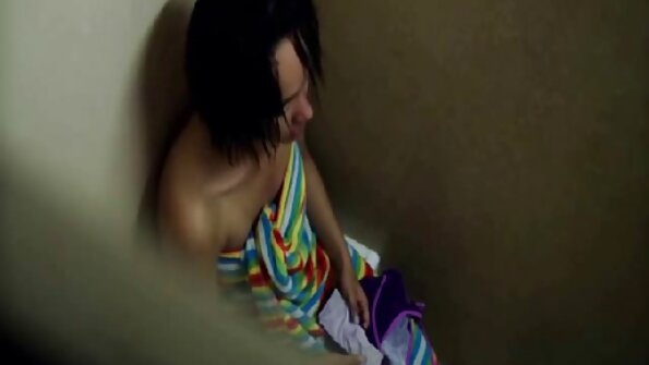 Šviesiaplaukė gauna kelis penius savo karštoje nuogoje kūno dalyje