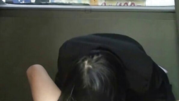 Šviesiaplaukė, kuri myli gaidį, mums rodo, kaip ji čiulpia penį