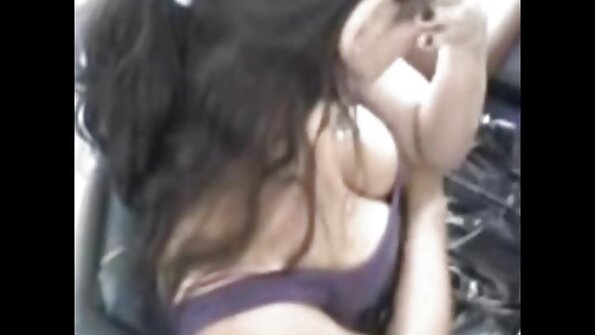 Brunetė daro analinį kanalą trise su dviem raguotais bičiuliais