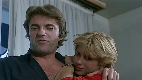 Brunetė deda burną virš didelio penio, kad jį žįstų