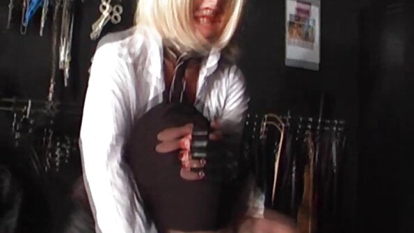 Brunetė su mažais papais tai daro su trimis vyrais miške