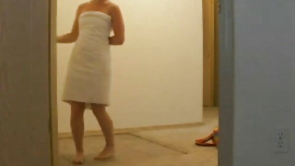 Garbanota mergina ant lovos daro labai karštą ir erotišką demonstraciją