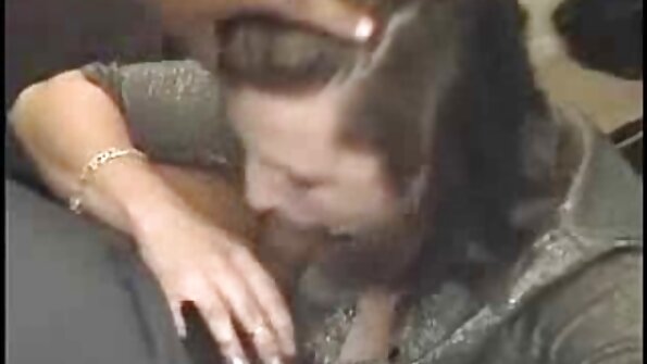 Karšta visiškai natūrali brunetė laižosi jos draugės ant sofos