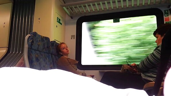 Karšta kūdikis yra ant lovos su savo partneriu, pakliuvom iš nugaros