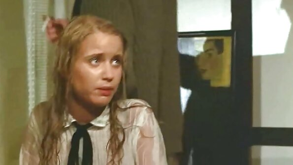 Karšta raudonplaukė, žaidžianti su savimi lovoje, viena