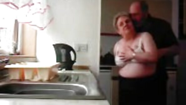 Nuostabios šviesiaplaukės pupytės miegamajame sukasi trise