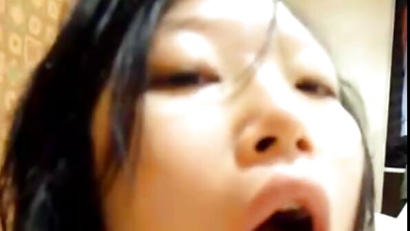 Analinis ekspertas nuplėšia jaunos kekšės tinklinę aprangą, kad ją apdulkintų