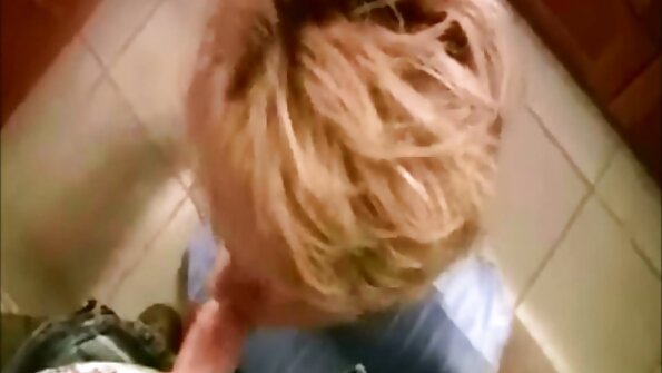 Pora kalių, kurios mėgsta pūlingą, laižo pūlingą