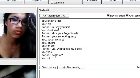 Raudonplaukė su mažu užpakaliuku sukasi savo sultingas šilkes lūpas