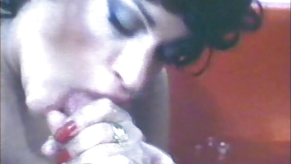 Būdama tik 18 metų, šis kūdikis tikrai atrodo kaip pornografinė žvaigždė