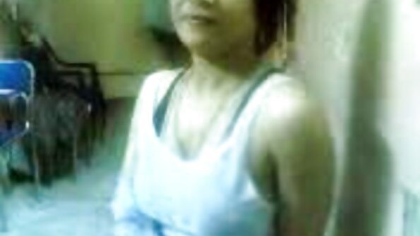 Blondinė randa būdą, kaip būti patenkinta be pūlingo įsiskverbimo