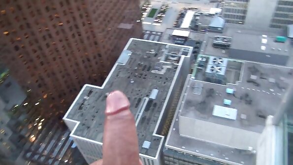 Brunetė su seksualiomis pėdomis gauna savo pūlingą pakliuvom į klubą