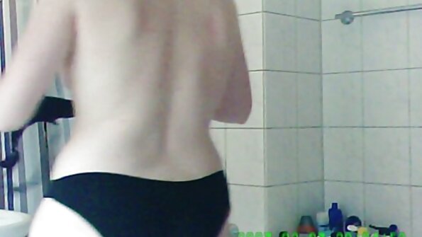 Analinį seksą mėgstanti kalytė sulaukia daug dėmesio