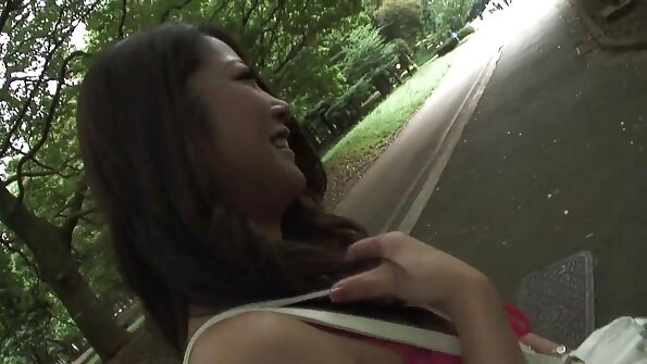 Seksualiai besišypsanti juodaodė jauniklė įgauna šuniško stiliaus