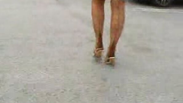 Juodas bičiulis turi savo kelią su karšta vingiuota blondine princese