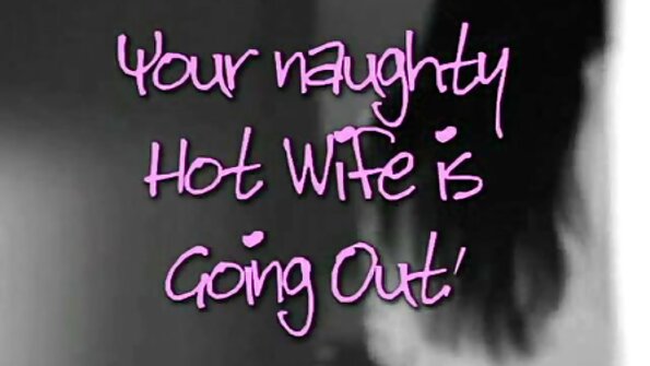 Juodaodis vaikinas gauna smūgį iš blyškios brunetės ant lovos