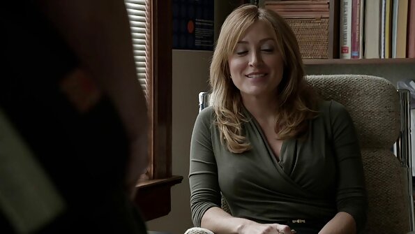 Šiame vaizdo įraše išskleidžiama brunetė su puikia pūlinga