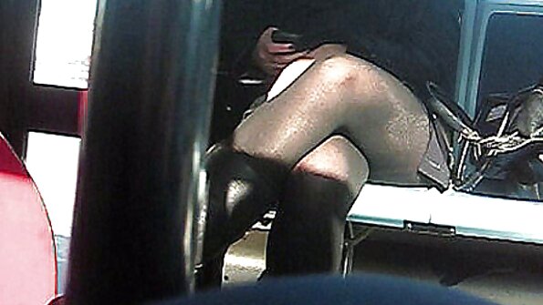 Šiandien jauniklis pasilenkia, kad gautų kietą didelį penį