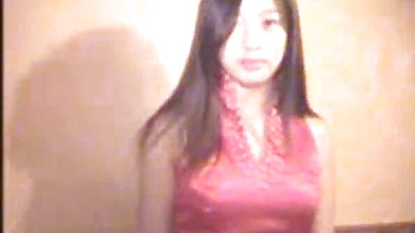 Įkaitusi ir nešvari moteris vonioje į burną įsikiša gaidį