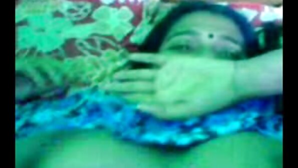 Karšta mergina įsimylėjo savo mokytoją ir ji elgiasi pagal tai