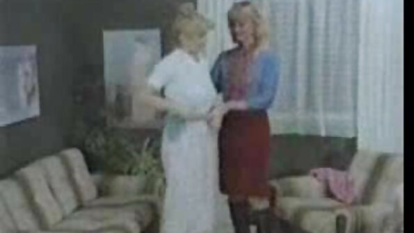 Mėgėja čiulpia penį ir ji taip pat laižo kai kuriuos kamuoliukus