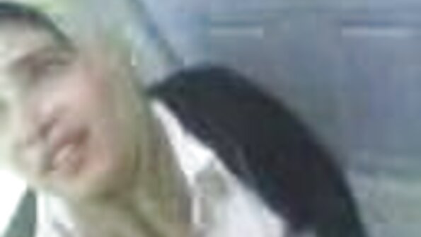 Povinis vaizdo įrašas apie porą, kuri linksminasi ant patalynės