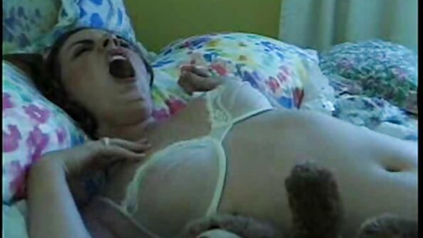 Patraukli mergina tapo jos draugo suaugusiųjų žaidimų žaislu