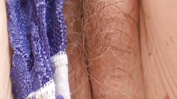 Blondinė ir brunetė trina tas makštis