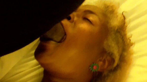 Brunetė žvaigždutė su dideliais krūtimis patenka į itin karštą žirgyną