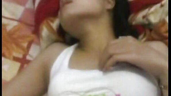 Bimbo su didelėmis šokinėjančiomis krūtimis puikiai išlaiko erekciją