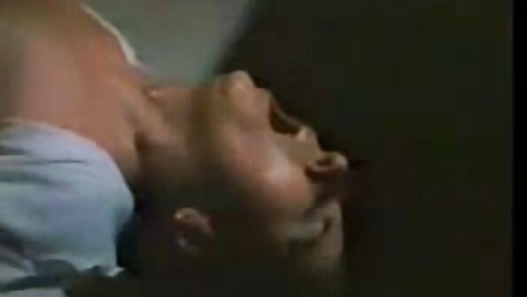 Blondinė dulkinosi prieš savo draugus