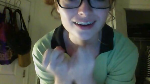 Blondinė gauna du didelius gaidžius giliai į užpakalį ir burną