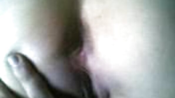 Šviesiaplaukė savo judesiais trise labai džiugina du vaikinus