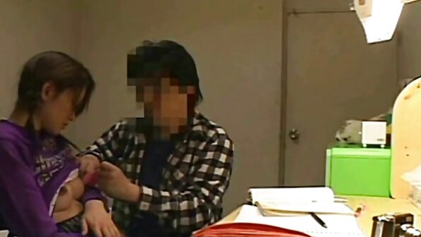 Blondinė su dideliais papais čiulpia sunkią erekciją ant lovos