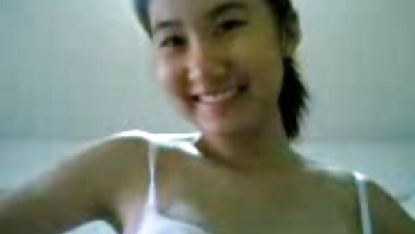 Įsiskverbia šviesiaplaukė įdegio linija ir dailus užpakalis