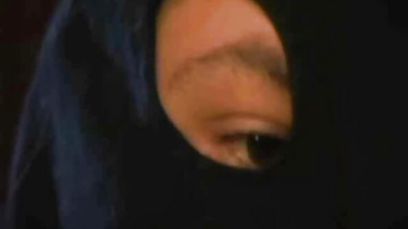 Brunetė ant masažo stalo žaidžia trise su vyrais