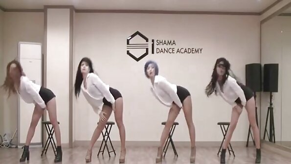 Į šį puikų vaizdo įrašą įsiskverbia brunetė, kuriai patinka kietas gaidys