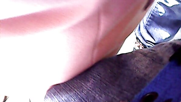 Krūtinga pornožvaigždė, kuri mėgsta jodinėti gaidžiu, jaučia didelį penį