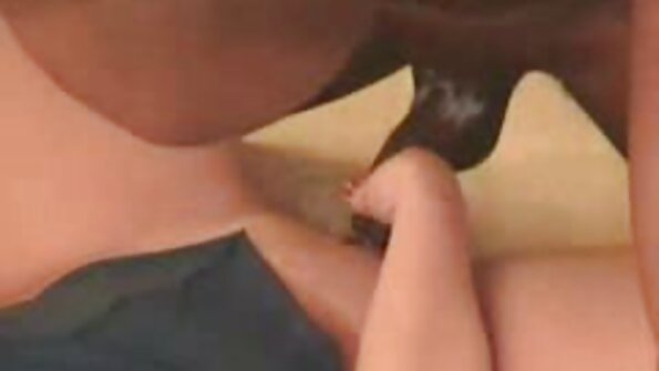 Seksualaus kūno jauniklė ant sofos pinasi šlapias pūlingas lūpas